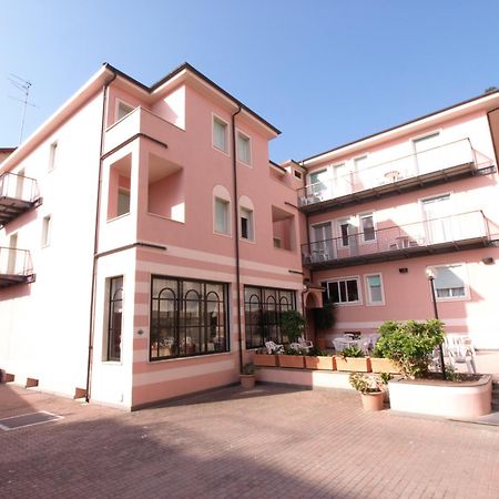 Hotel Mambo Laigueglia Esterno foto