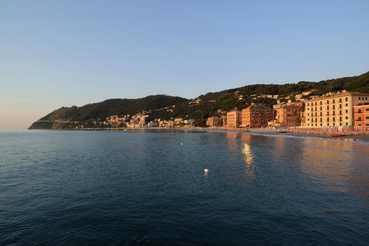 Hotel Mambo Laigueglia Esterno foto