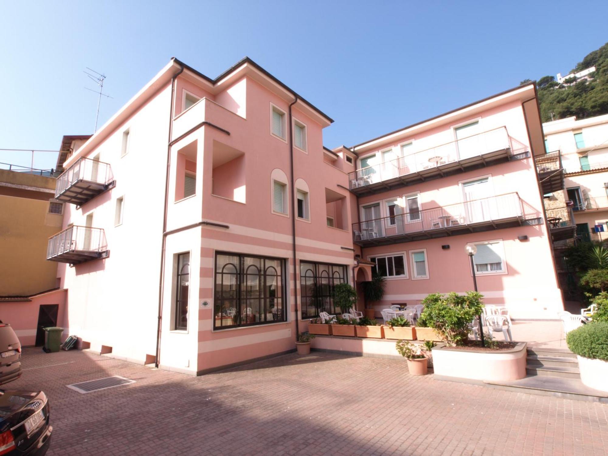 Hotel Mambo Laigueglia Esterno foto