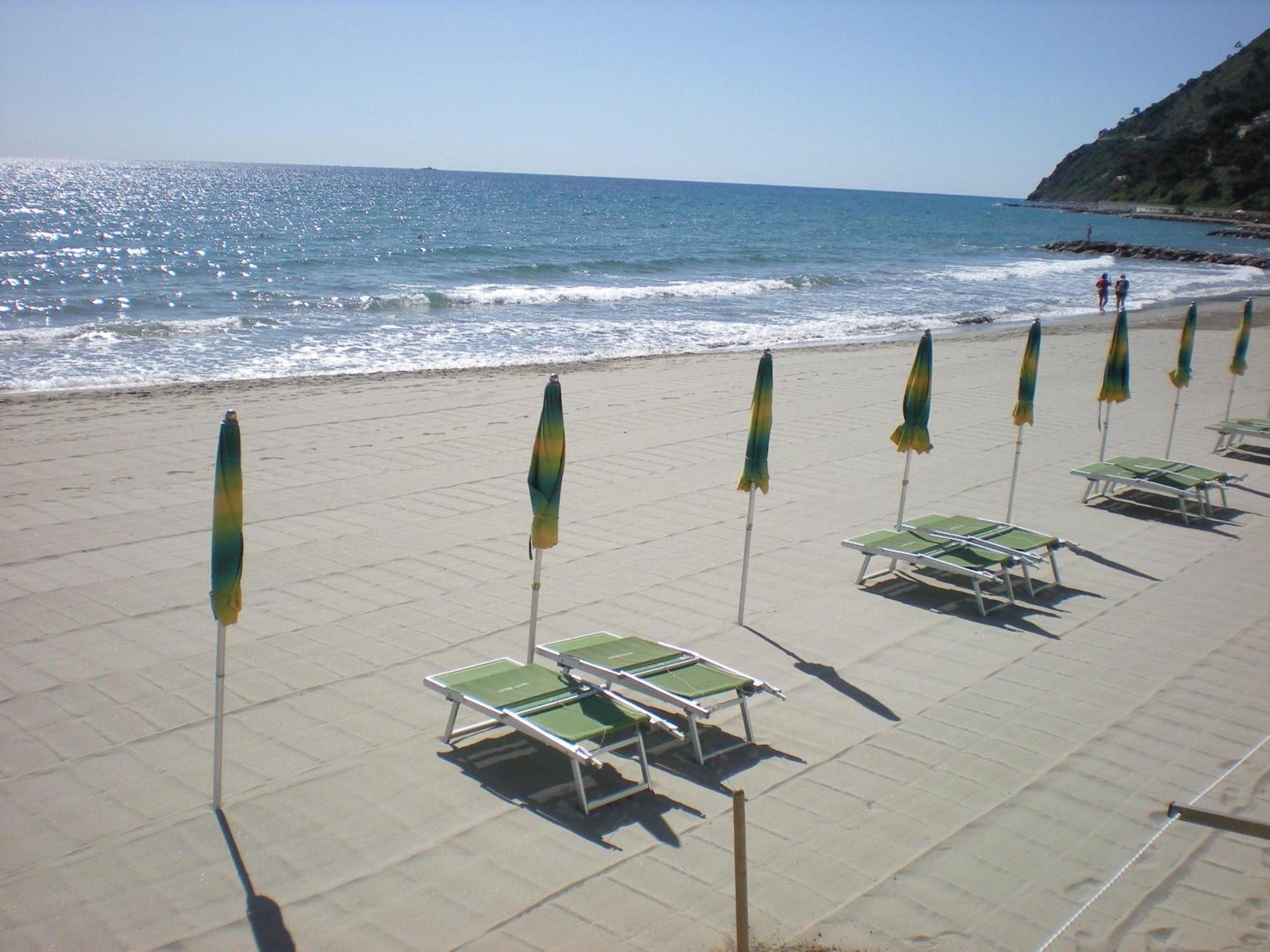 Hotel Mambo Laigueglia Esterno foto