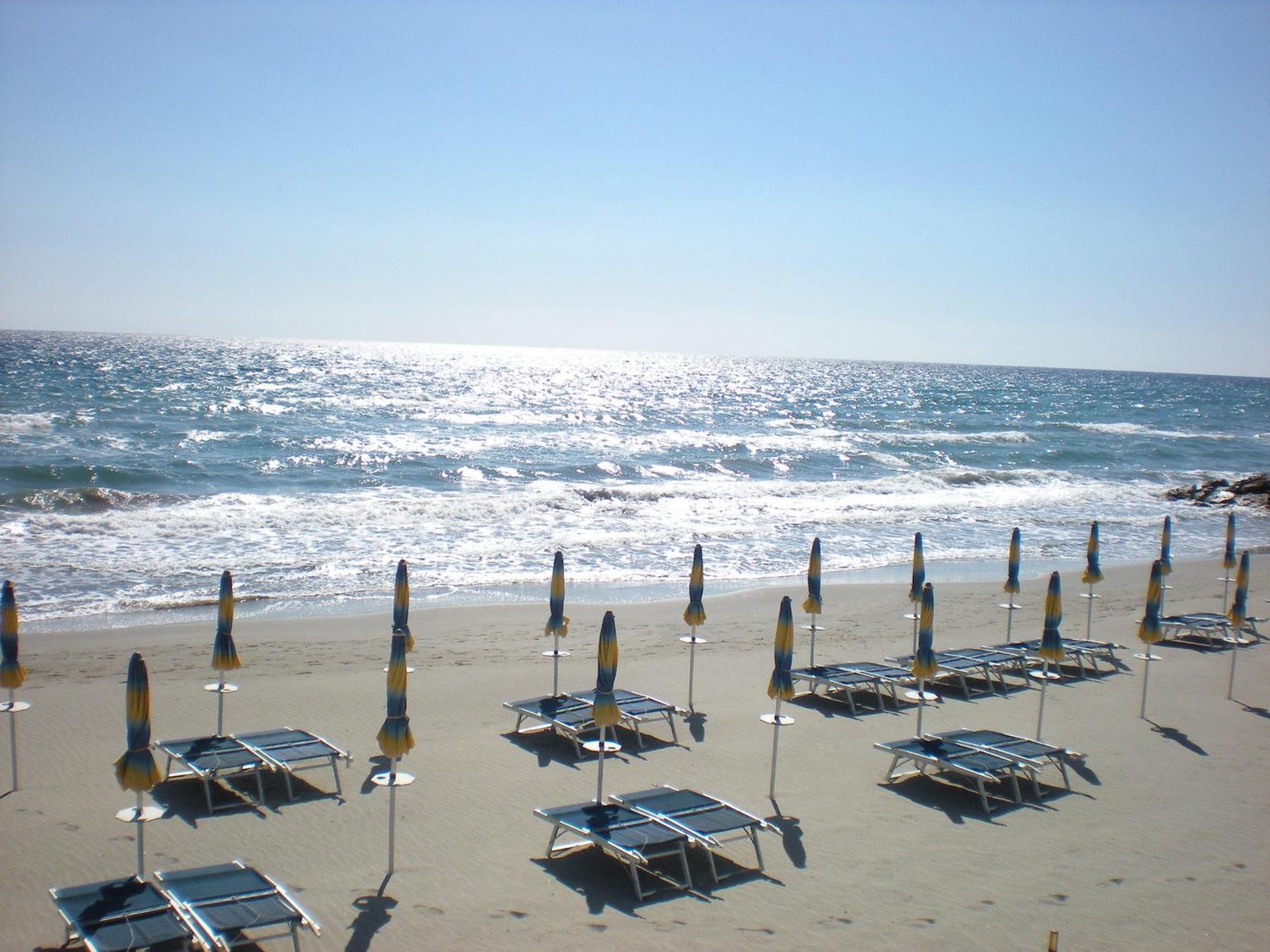 Hotel Mambo Laigueglia Esterno foto