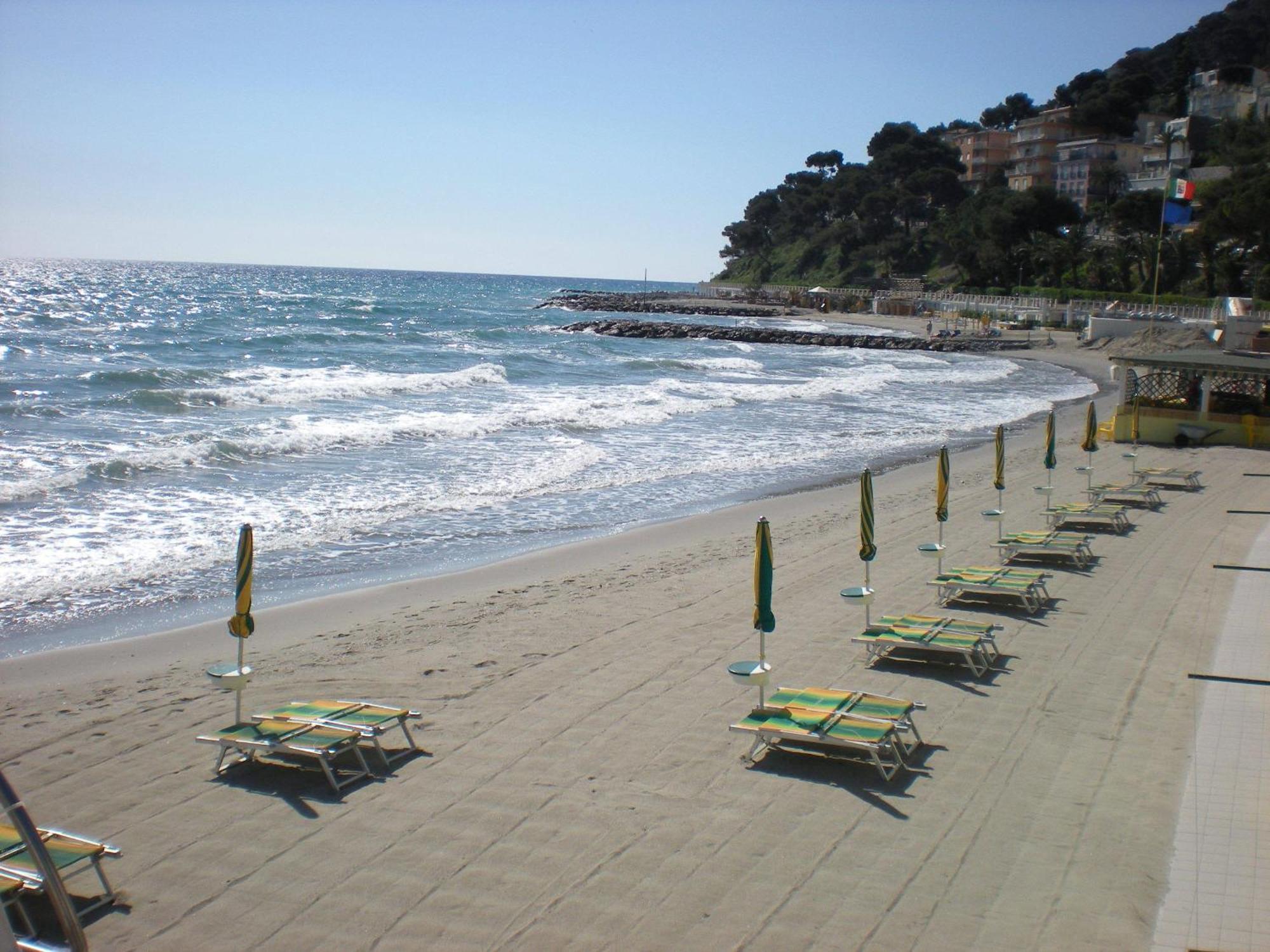 Hotel Mambo Laigueglia Esterno foto