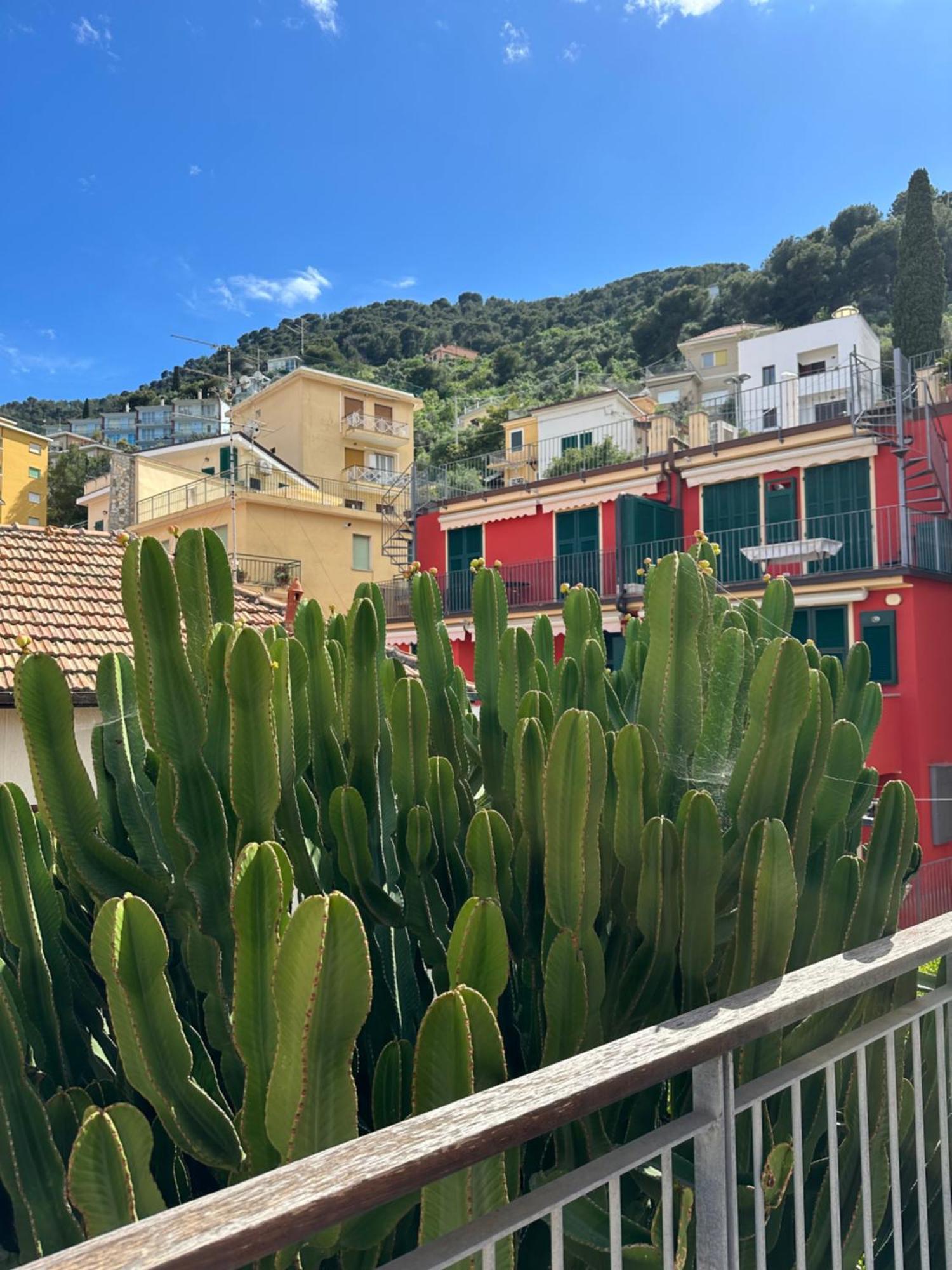 Hotel Mambo Laigueglia Esterno foto